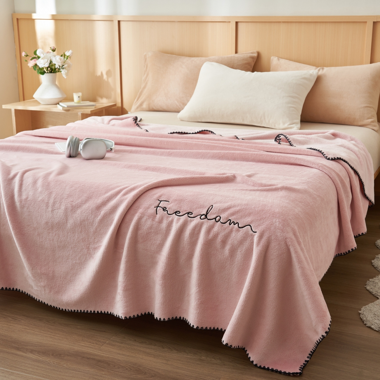 91家纺网 家纺一手货源 找家纺 艾佳 2025A类加厚双面牛奶绒多功能四季毯-绣花毛毯 绣花-圣罗粉