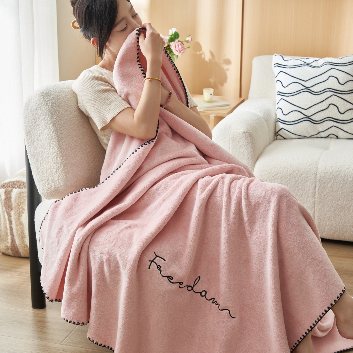 91家纺网 家纺一手货源 找家纺 艾佳 2025A类加厚双面牛奶绒多功能四季毯-绣花毛毯 绣花-圣罗粉