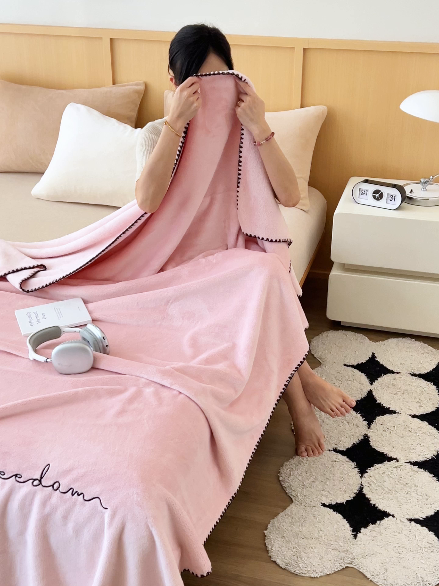 91家纺网 家纺一手货源 找家纺 艾佳 2025A类加厚双面牛奶绒多功能四季毯-绣花毛毯 绣花-圣罗粉