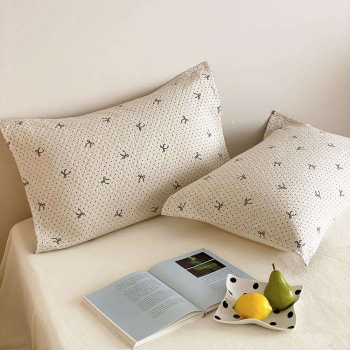 91家纺网 家纺一手货源 找家纺 麻依 2025新款安心棉枕巾四层全棉纱布枕头皮 点点蝴蝶结-米白