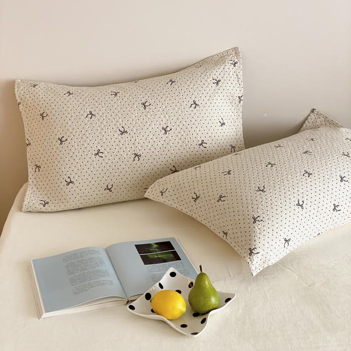 91家纺网 家纺一手货源 找家纺 麻依 2025新款安心棉枕巾四层全棉纱布枕头皮 点点蝴蝶结-米白