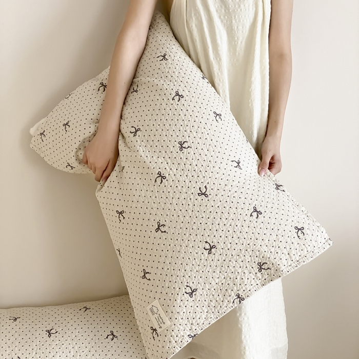 91家纺网 家纺一手货源 找家纺 麻依 2025新款安心棉枕巾四层全棉纱布枕头皮 点点蝴蝶结-米白