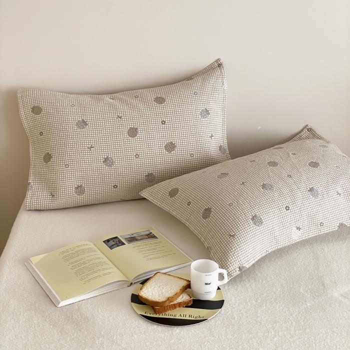 91家纺网 家纺一手货源 找家纺 麻依 2025新款安心棉枕巾四层全棉纱布枕头皮 焦糖草莓