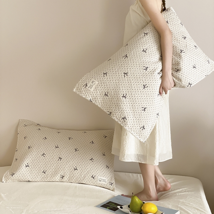 91家纺网 家纺一手货源 找家纺 麻依 2025新款安心棉枕巾四层全棉纱布枕头皮 点点蝴蝶结-米白