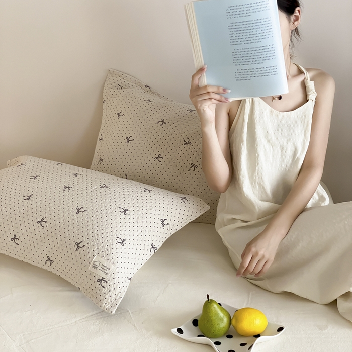 91家纺网 家纺一手货源 找家纺 麻依 2025新款安心棉枕巾四层全棉纱布枕头皮 点点蝴蝶结-米白