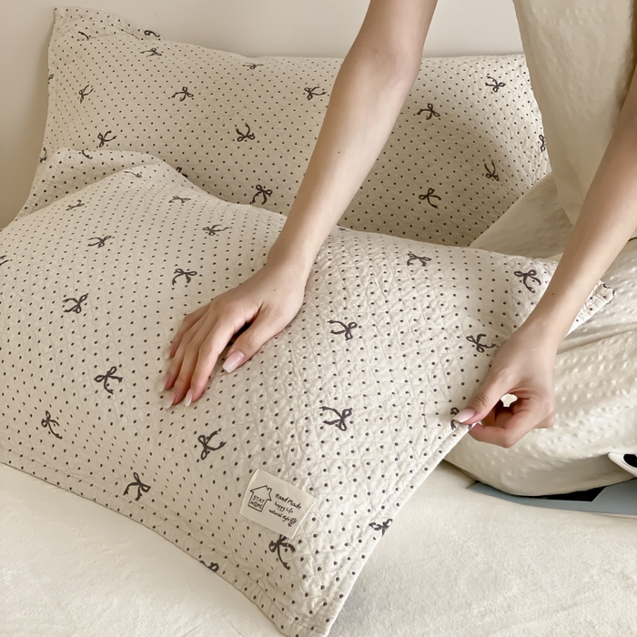 91家纺网 家纺一手货源 找家纺 麻依 2025新款安心棉枕巾四层全棉纱布枕头皮 点点蝴蝶结-米白