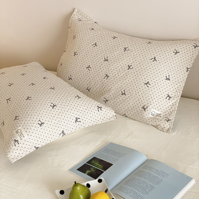 91家纺网 家纺一手货源 找家纺 麻依 2025新款安心棉枕巾四层全棉纱布枕头皮 点点蝴蝶结-米白