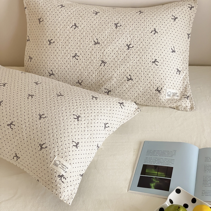 91家纺网 家纺一手货源 找家纺 麻依 2025新款安心棉枕巾四层全棉纱布枕头皮 点点蝴蝶结-米白