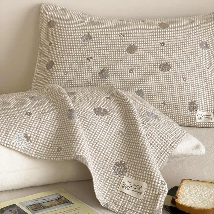 91家纺网 家纺一手货源 找家纺 麻依 2025新款安心棉枕巾四层全棉纱布枕头皮 焦糖草莓