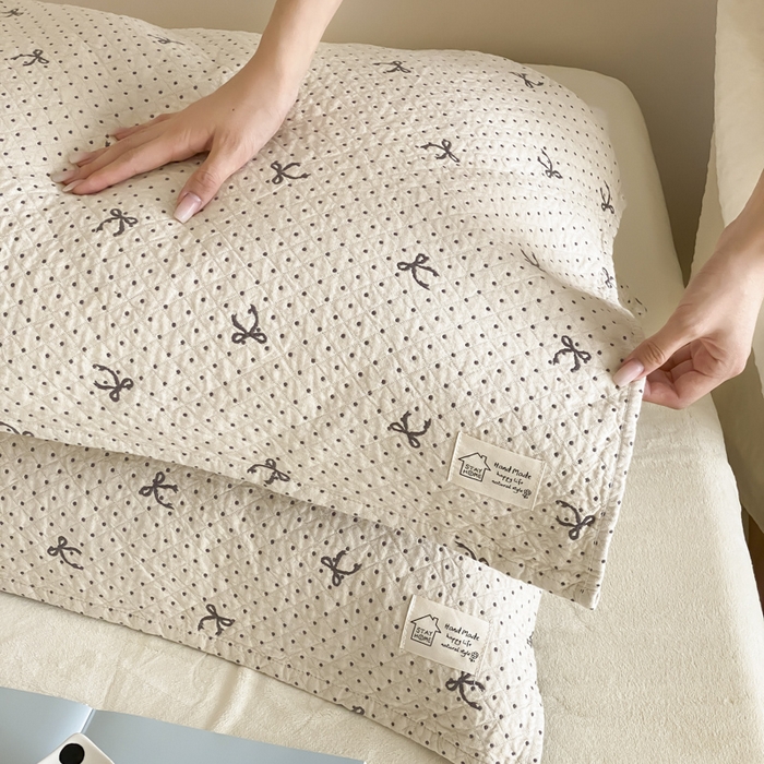 91家纺网 家纺一手货源 找家纺 麻依 2025新款安心棉枕巾四层全棉纱布枕头皮 点点蝴蝶结-米白