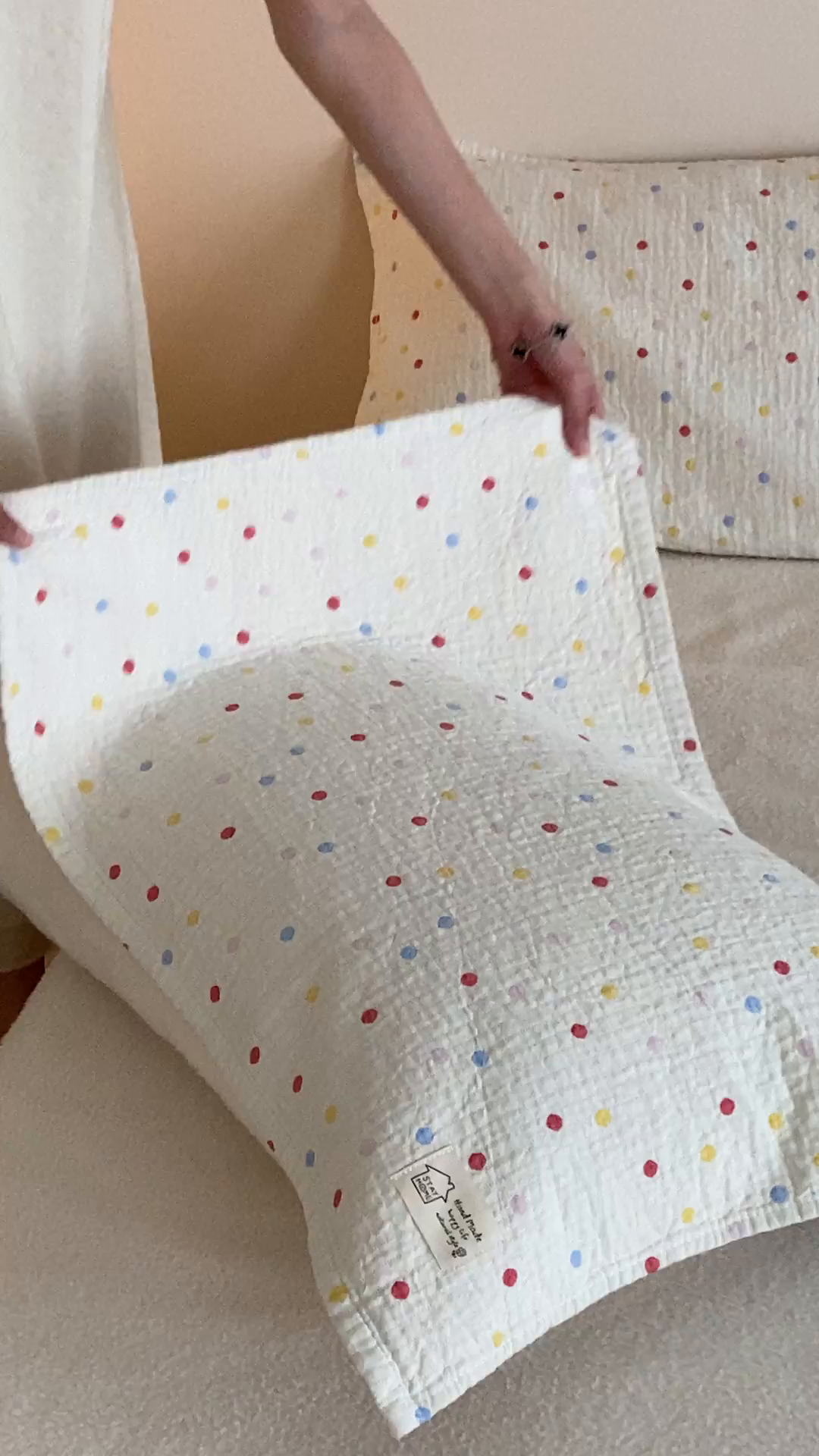 91家纺网 家纺一手货源 找家纺 麻依 2025新款安心棉枕巾四层全棉纱布枕头皮 彩虹点点