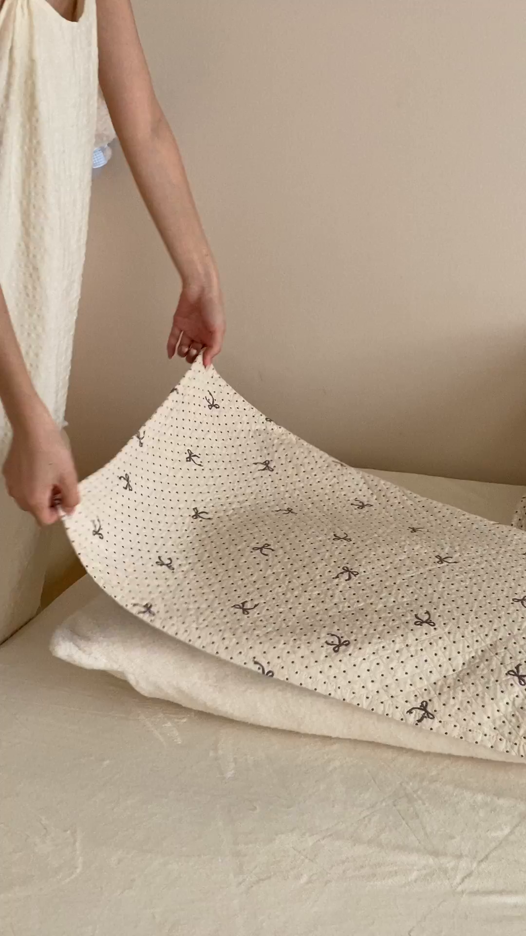 91家纺网 家纺一手货源 找家纺 麻依 2025新款安心棉枕巾四层全棉纱布枕头皮 点点蝴蝶结-米白