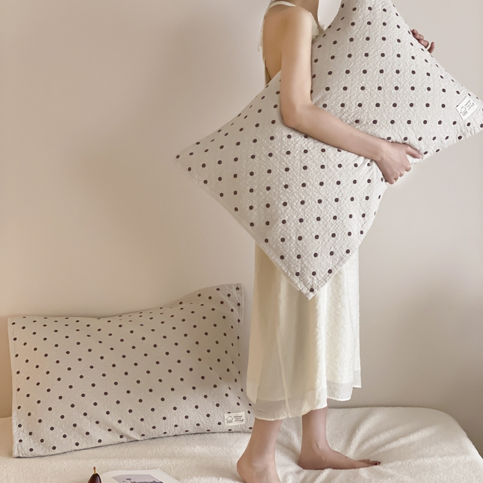 91家纺网 家纺一手货源 找家纺 麻依 2025新款安心棉枕巾四层全棉纱布枕头皮 小波点