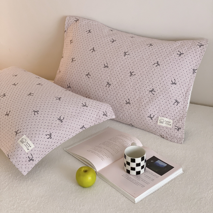 91家纺网 家纺一手货源 找家纺 麻依 2025新款安心棉枕巾四层全棉纱布枕头皮 点点蝴蝶结-粉