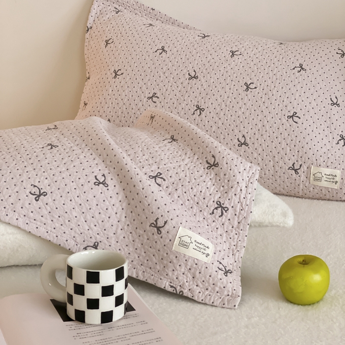 91家纺网 家纺一手货源 找家纺 麻依 2025新款安心棉枕巾四层全棉纱布枕头皮 点点蝴蝶结-粉