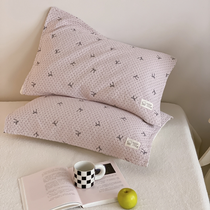 91家纺网 家纺一手货源 找家纺 麻依 2025新款安心棉枕巾四层全棉纱布枕头皮 点点蝴蝶结-粉