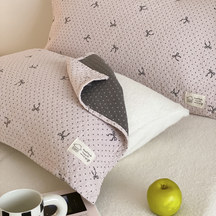 91家纺网 家纺一手货源 找家纺 麻依 2025新款安心棉枕巾四层全棉纱布枕头皮 点点蝴蝶结-粉