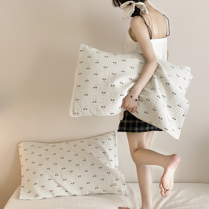 91家纺网 家纺一手货源 找家纺 麻依 2025新款安心棉枕巾四层全棉纱布枕头皮 韩系小樱桃