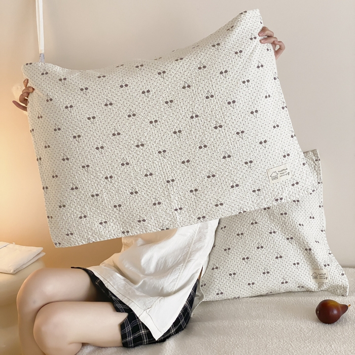 91家纺网 家纺一手货源 找家纺 麻依 2025新款安心棉枕巾四层全棉纱布枕头皮 韩系小樱桃