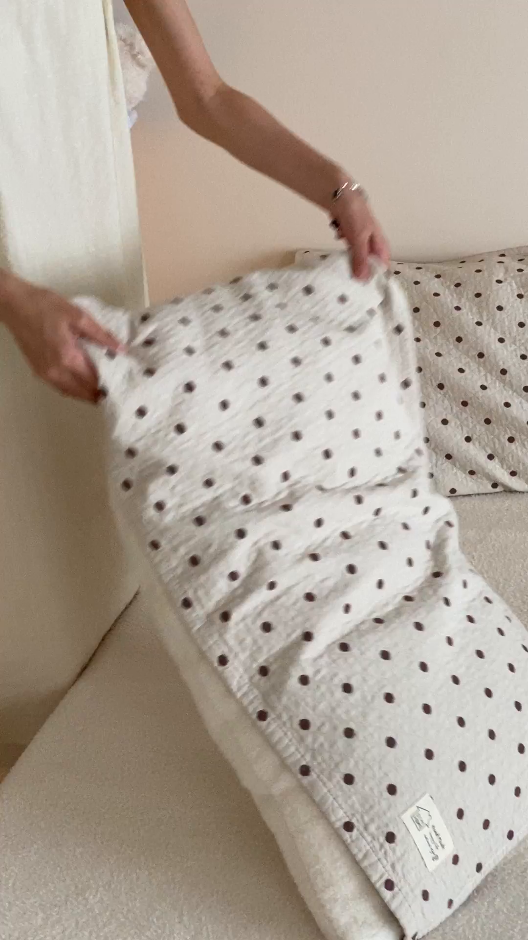 91家纺网 家纺一手货源 找家纺 麻依 2025新款安心棉枕巾四层全棉纱布枕头皮 小波点