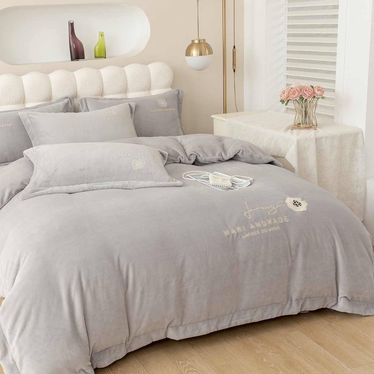 91家纺网 家纺一手货源 找家纺 贝尔 格调系列纯色高克重 牛奶绒宽边刺绣四件套（赠送拎袋） 银灰