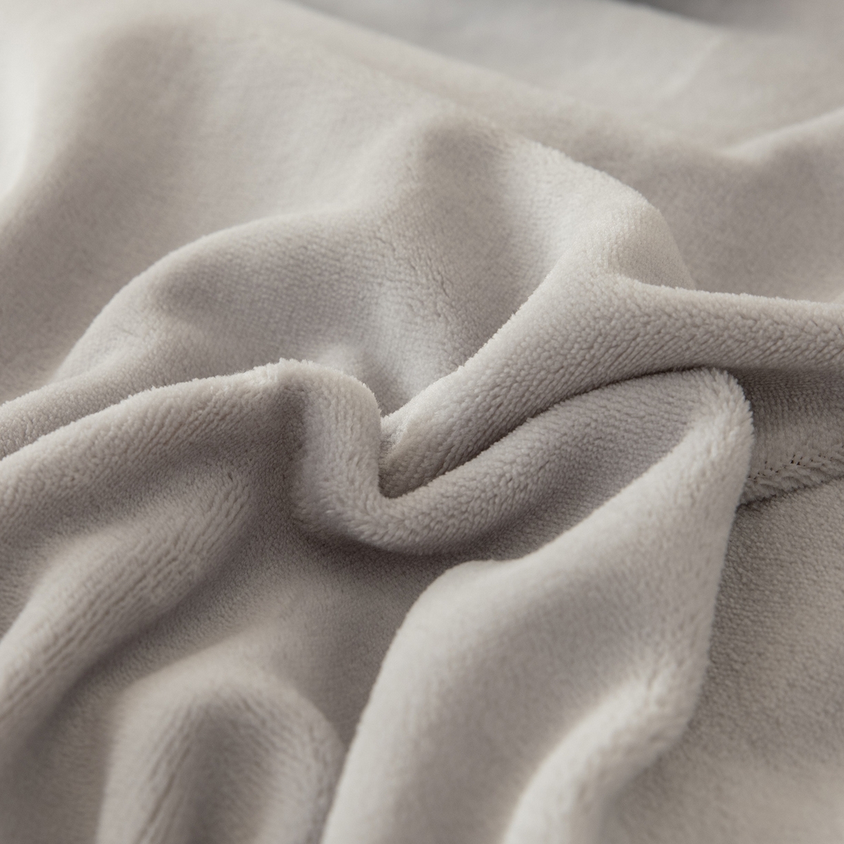 91家纺网 家纺一手货源 找家纺 贝尔 格调系列纯色高克重 牛奶绒宽边刺绣四件套（赠送拎袋） 银灰