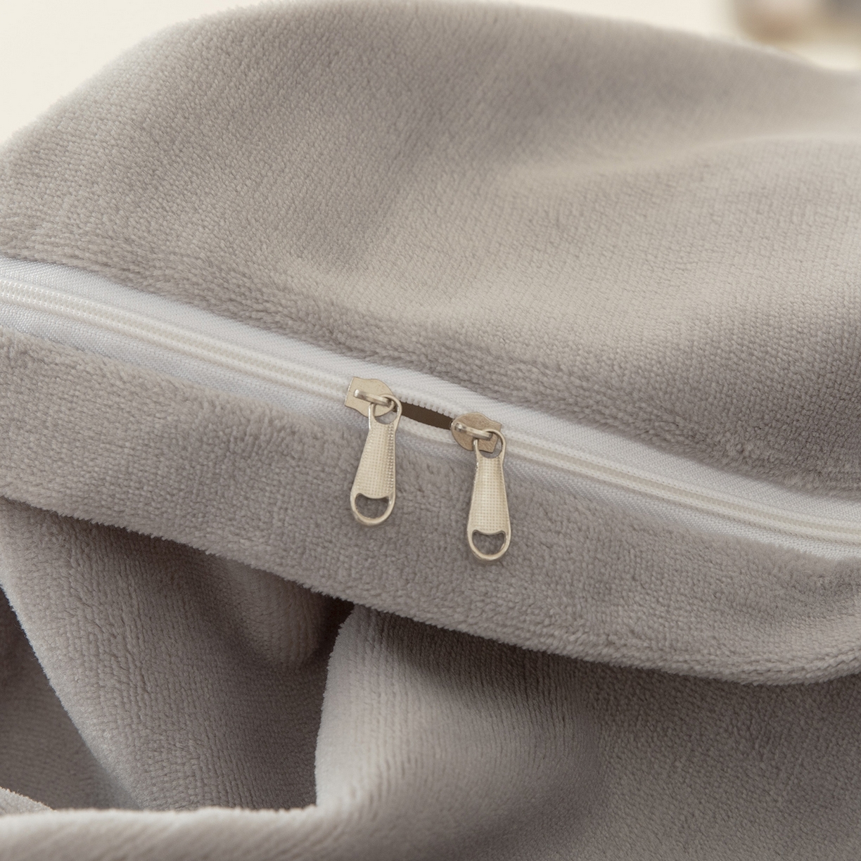 91家纺网 家纺一手货源 找家纺 贝尔 格调系列纯色高克重 牛奶绒宽边刺绣四件套（赠送拎袋） 银灰