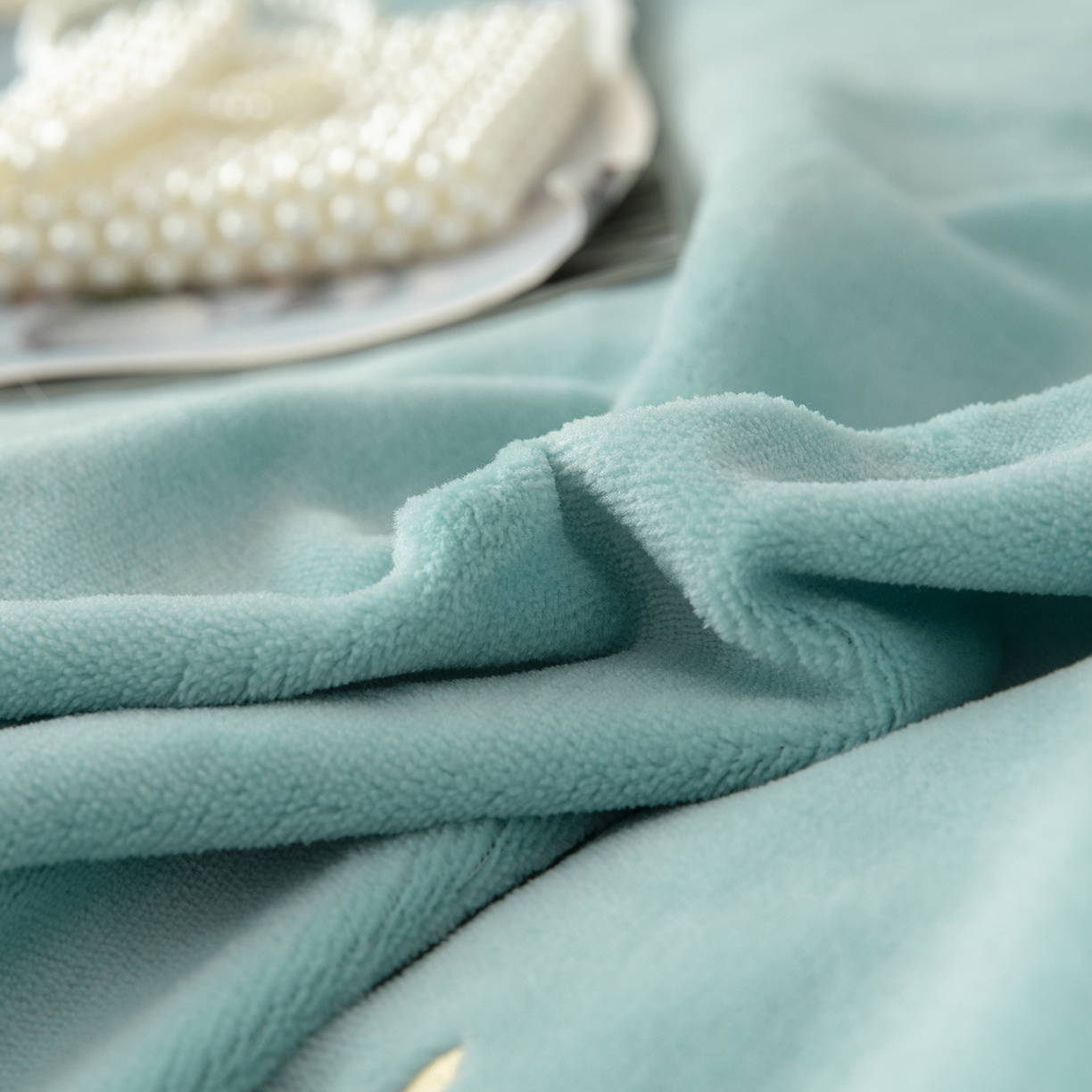 91家纺网 家纺一手货源 找家纺 贝尔 格调系列纯色高克重 牛奶绒宽边刺绣四件套（赠送拎袋） 浅绿