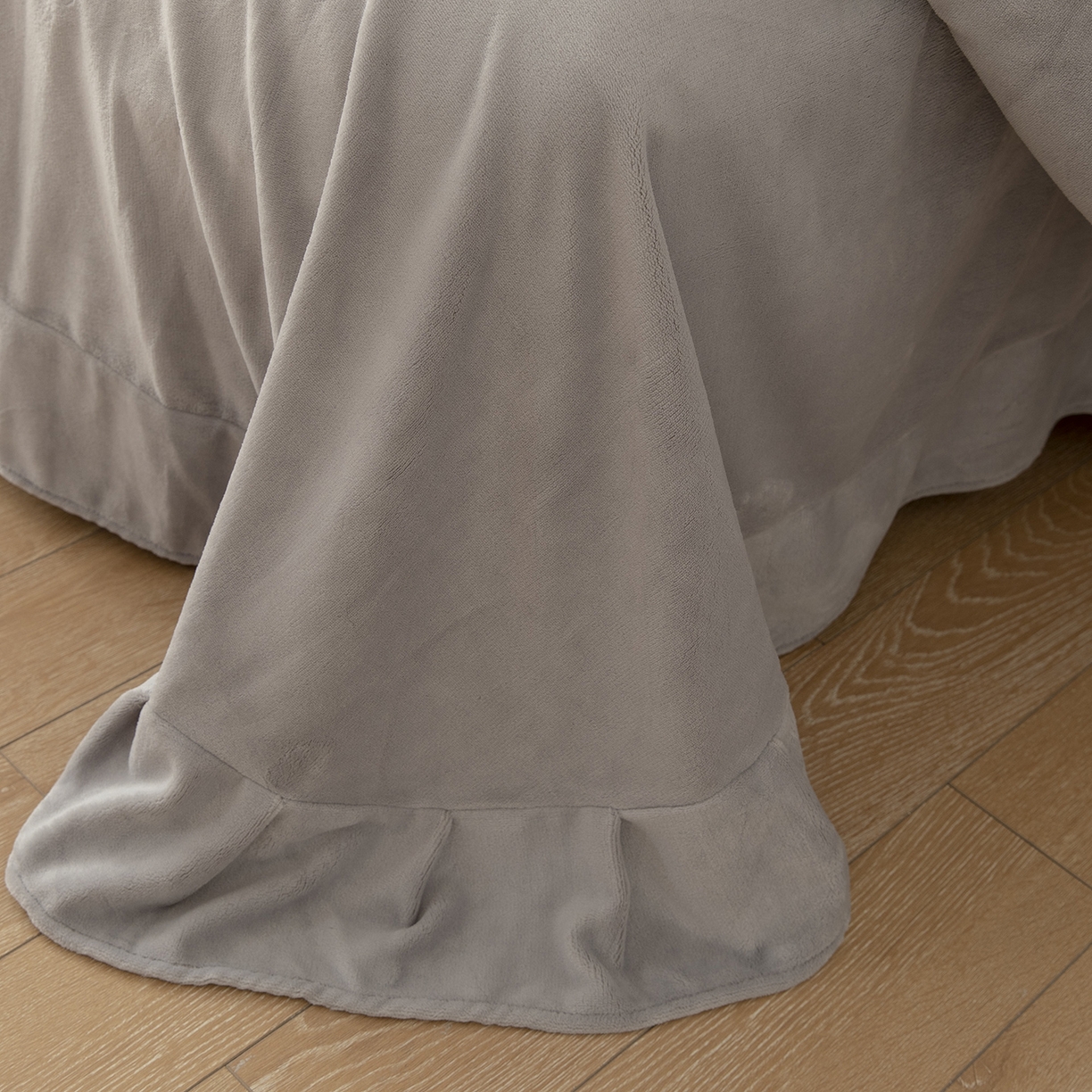 91家纺网 家纺一手货源 找家纺 贝尔 格调系列纯色高克重 牛奶绒宽边刺绣四件套（赠送拎袋） 银灰