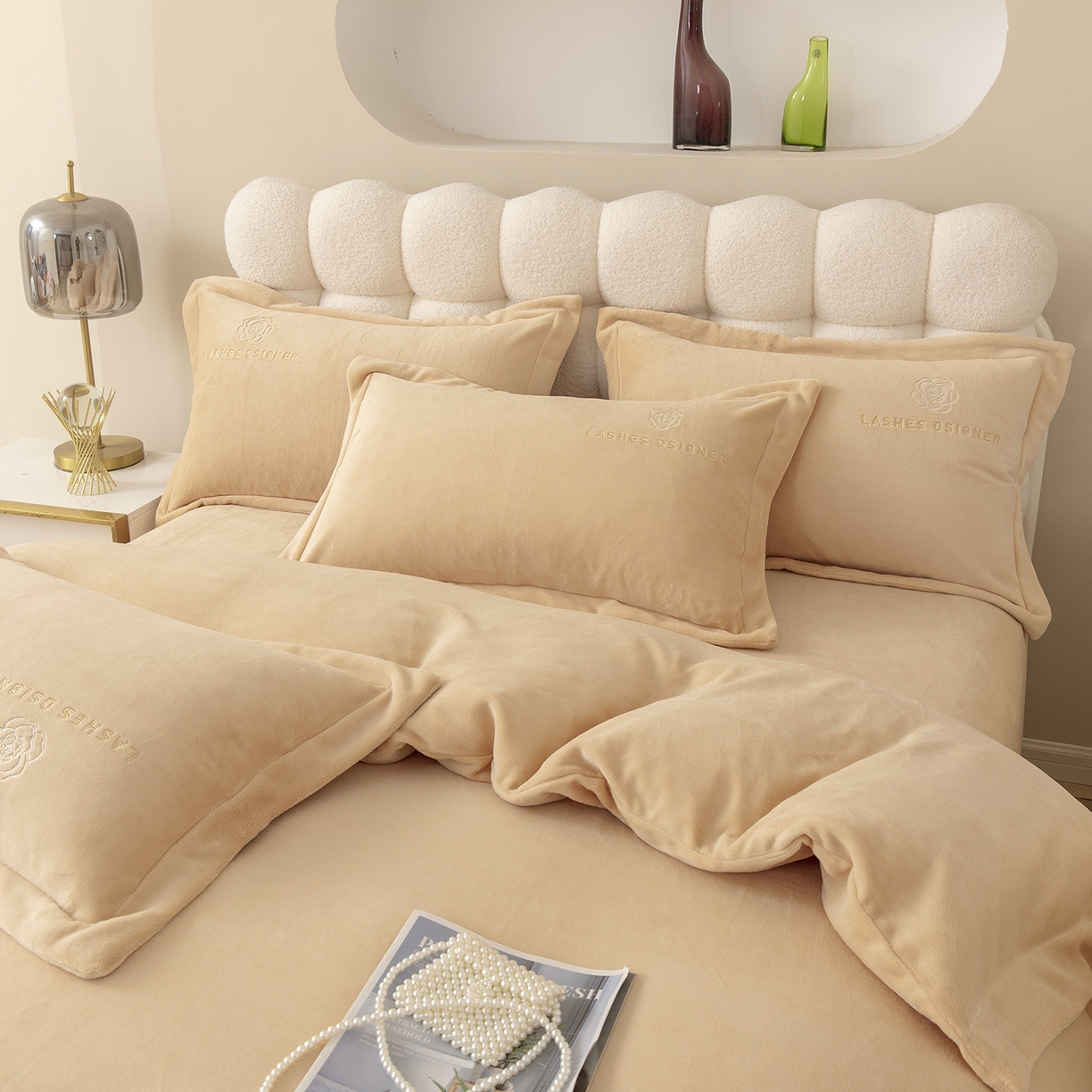 91家纺网 家纺一手货源 找家纺 贝尔 格调系列纯色高克重 牛奶绒宽边刺绣四件套（赠送拎袋） 浅驼