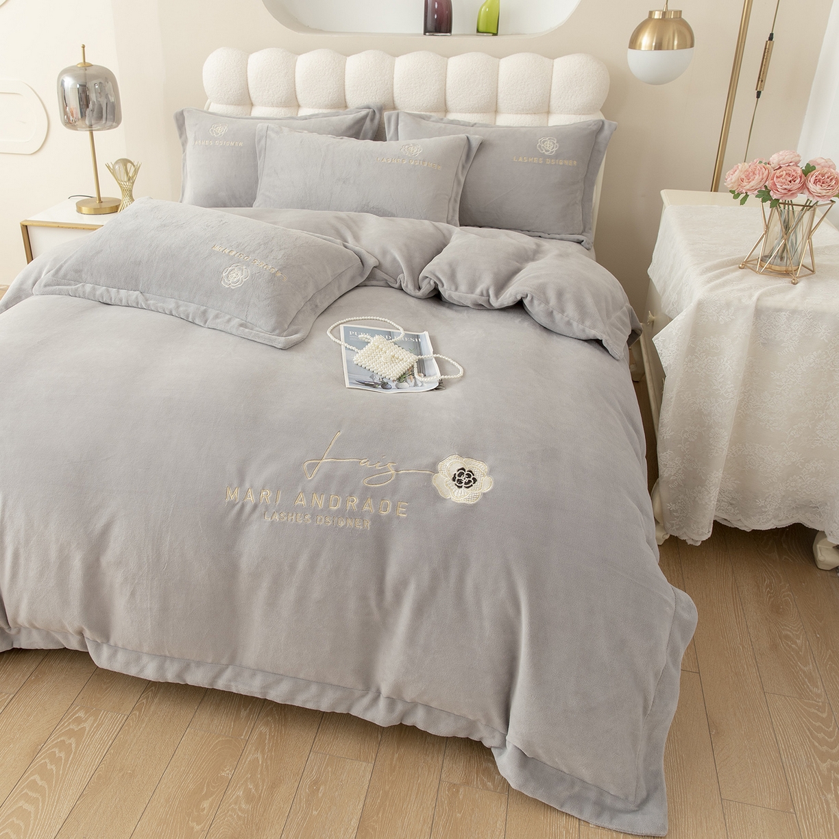 91家纺网 家纺一手货源 找家纺 贝尔 格调系列纯色高克重 牛奶绒宽边刺绣四件套（赠送拎袋） 银灰