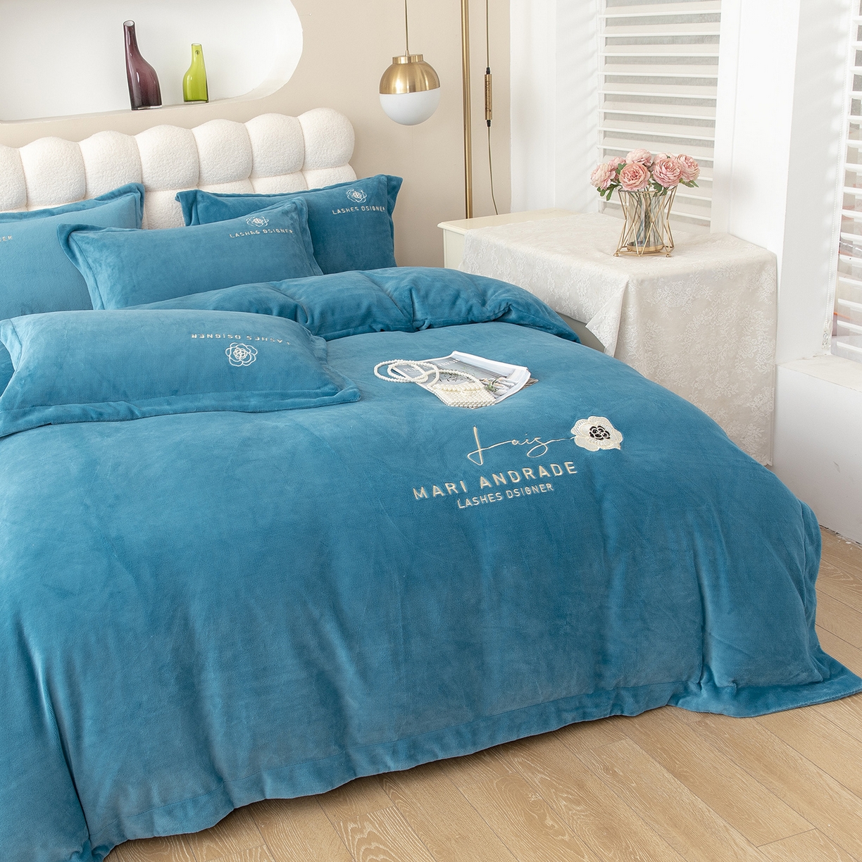 91家纺网 家纺一手货源 找家纺 贝尔 格调系列纯色高克重 牛奶绒宽边刺绣四件套（赠送拎袋） 兰色