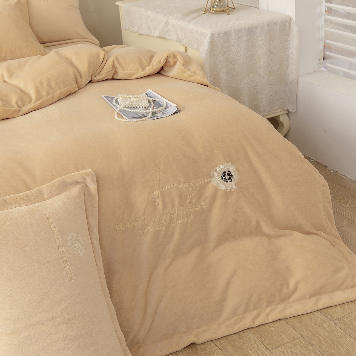 91家纺网 家纺一手货源 找家纺 贝尔 格调系列纯色高克重 牛奶绒宽边刺绣四件套（赠送拎袋） 浅驼