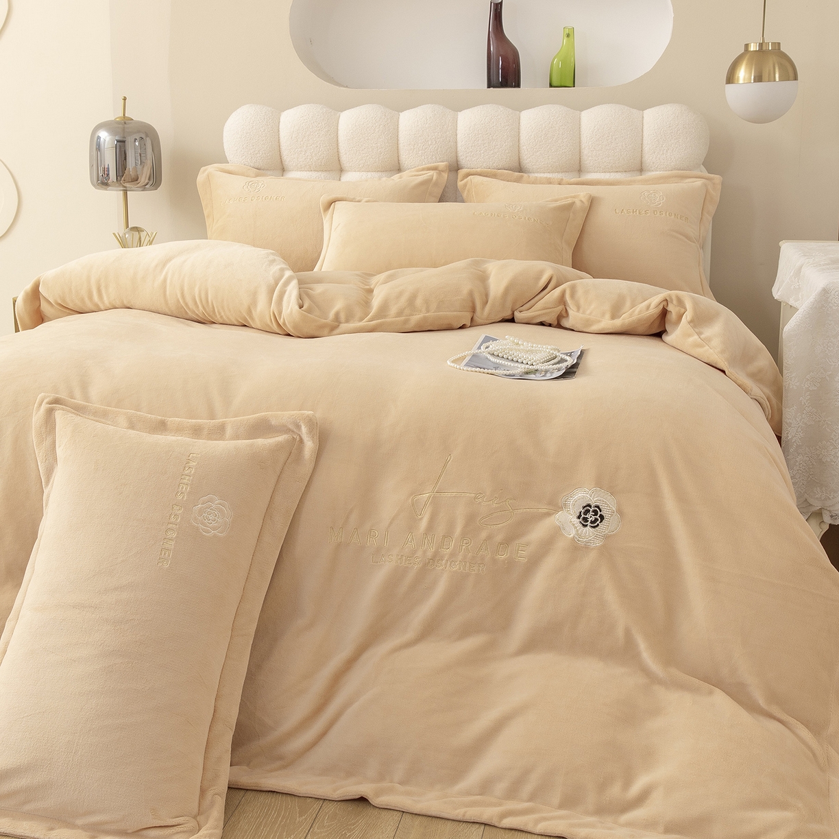 91家纺网 家纺一手货源 找家纺 贝尔 格调系列纯色高克重 牛奶绒宽边刺绣四件套（赠送拎袋） 浅驼