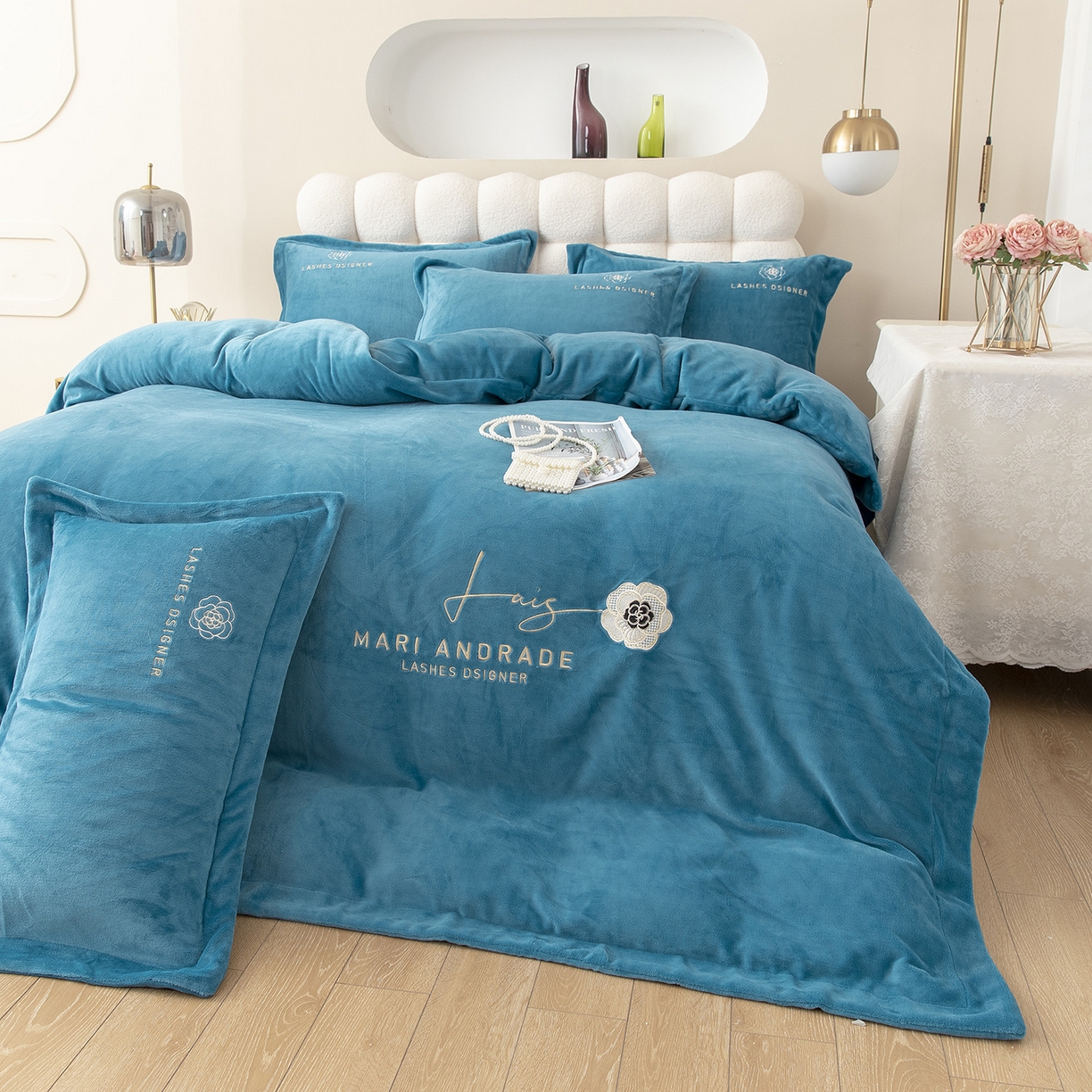 91家纺网 家纺一手货源 找家纺 贝尔 格调系列纯色高克重 牛奶绒宽边刺绣四件套（赠送拎袋） 兰色