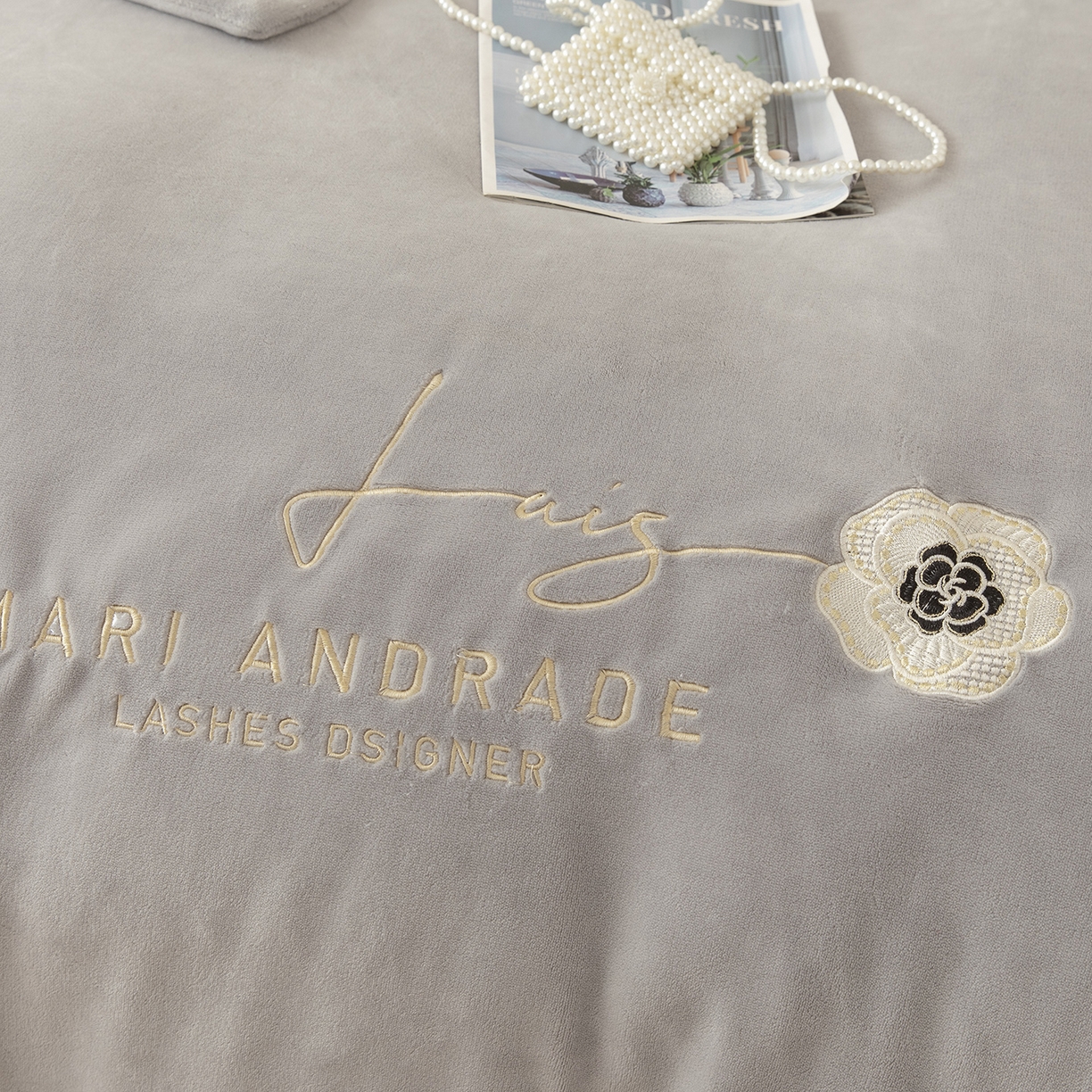 91家纺网 家纺一手货源 找家纺 贝尔 格调系列纯色高克重 牛奶绒宽边刺绣四件套（赠送拎袋） 银灰