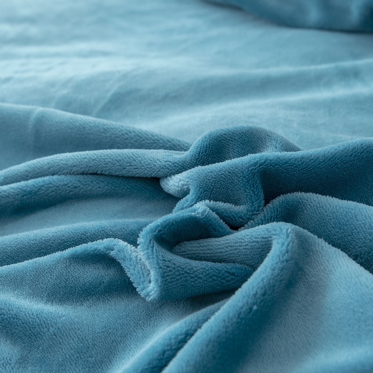 91家纺网 家纺一手货源 找家纺 贝尔 格调系列纯色高克重 牛奶绒宽边刺绣四件套（赠送拎袋） 兰色