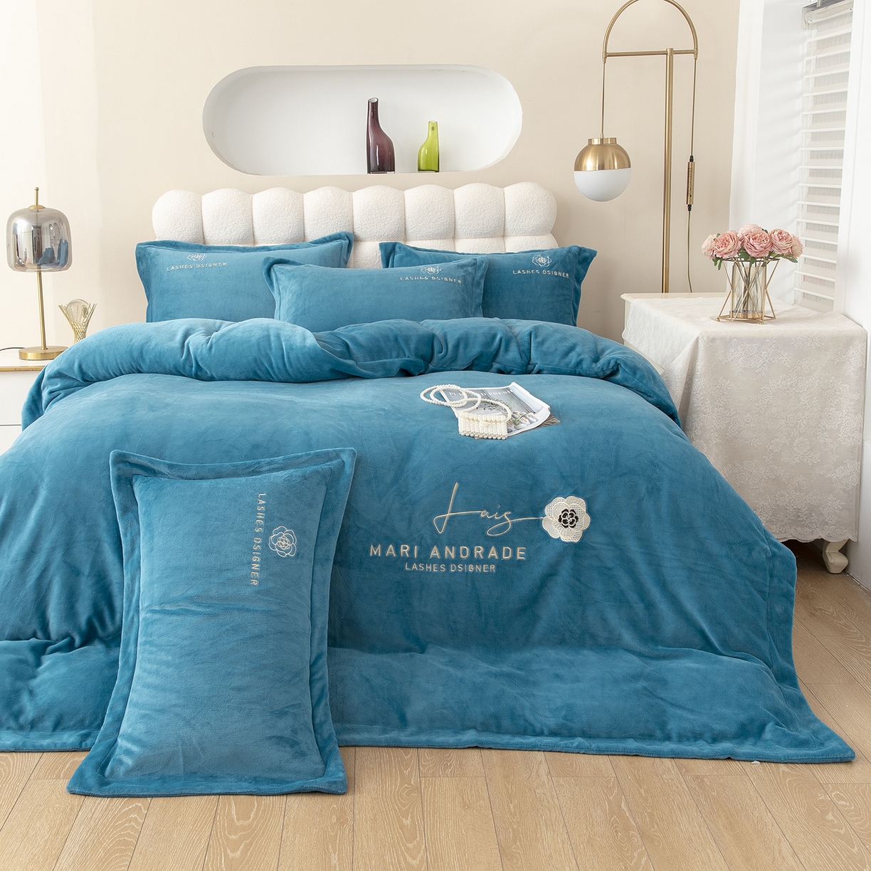 91家纺网 家纺一手货源 找家纺 贝尔 格调系列纯色高克重 牛奶绒宽边刺绣四件套（赠送拎袋） 兰色