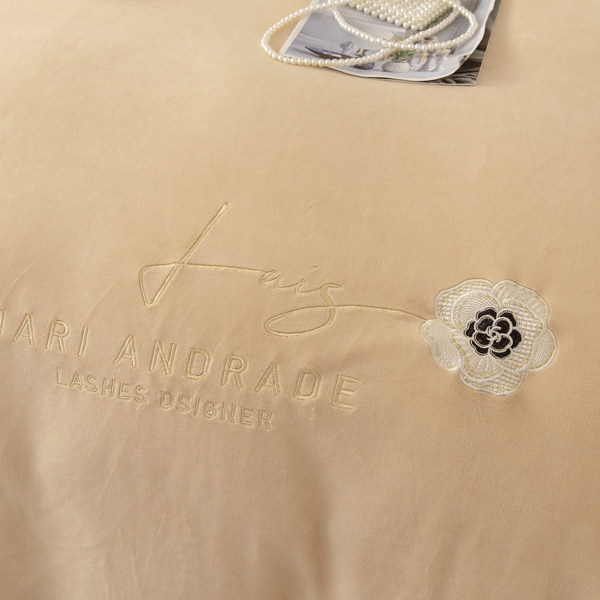 91家纺网 家纺一手货源 找家纺 贝尔 格调系列纯色高克重 牛奶绒宽边刺绣四件套（赠送拎袋） 浅驼