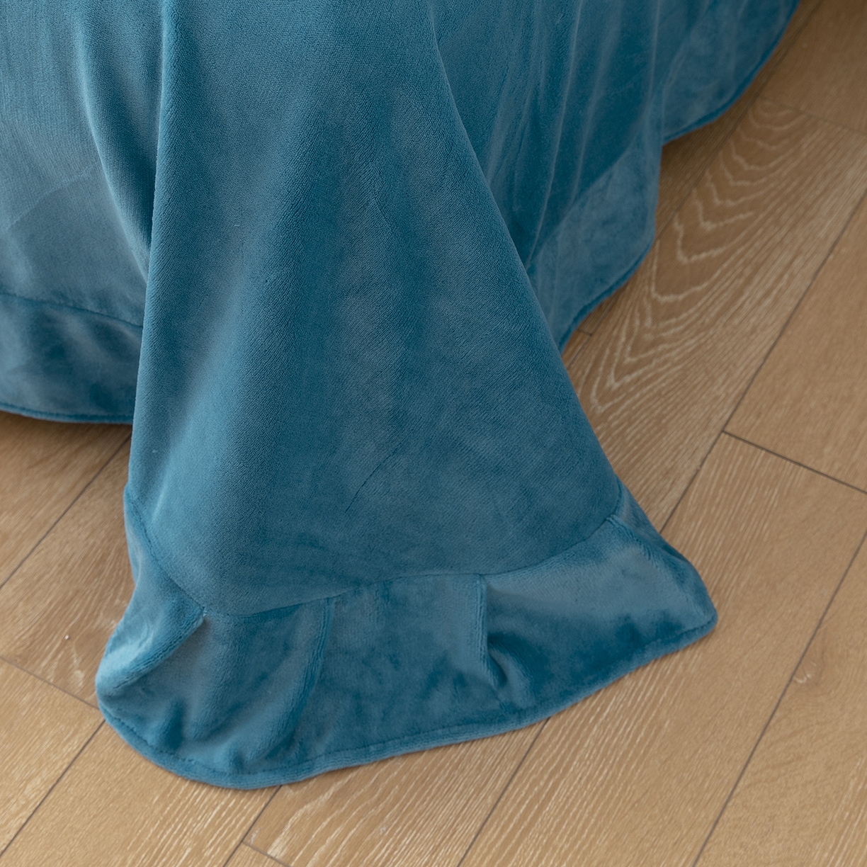 91家纺网 家纺一手货源 找家纺 贝尔 格调系列纯色高克重 牛奶绒宽边刺绣四件套（赠送拎袋） 兰色