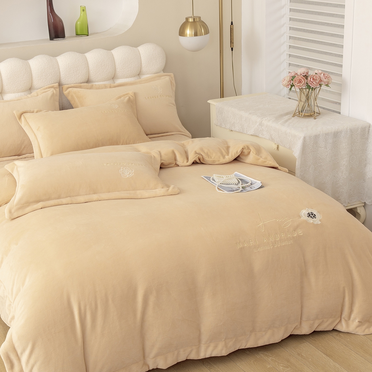 91家纺网 家纺一手货源 找家纺 贝尔 格调系列纯色高克重 牛奶绒宽边刺绣四件套（赠送拎袋） 浅驼