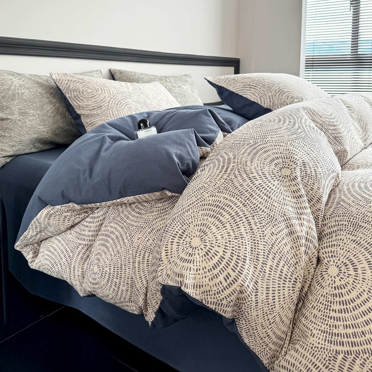 91家纺网 家纺一手货源 找家纺 红淳家纺 2025新款全棉加厚磨毛四件套 韵律-蓝