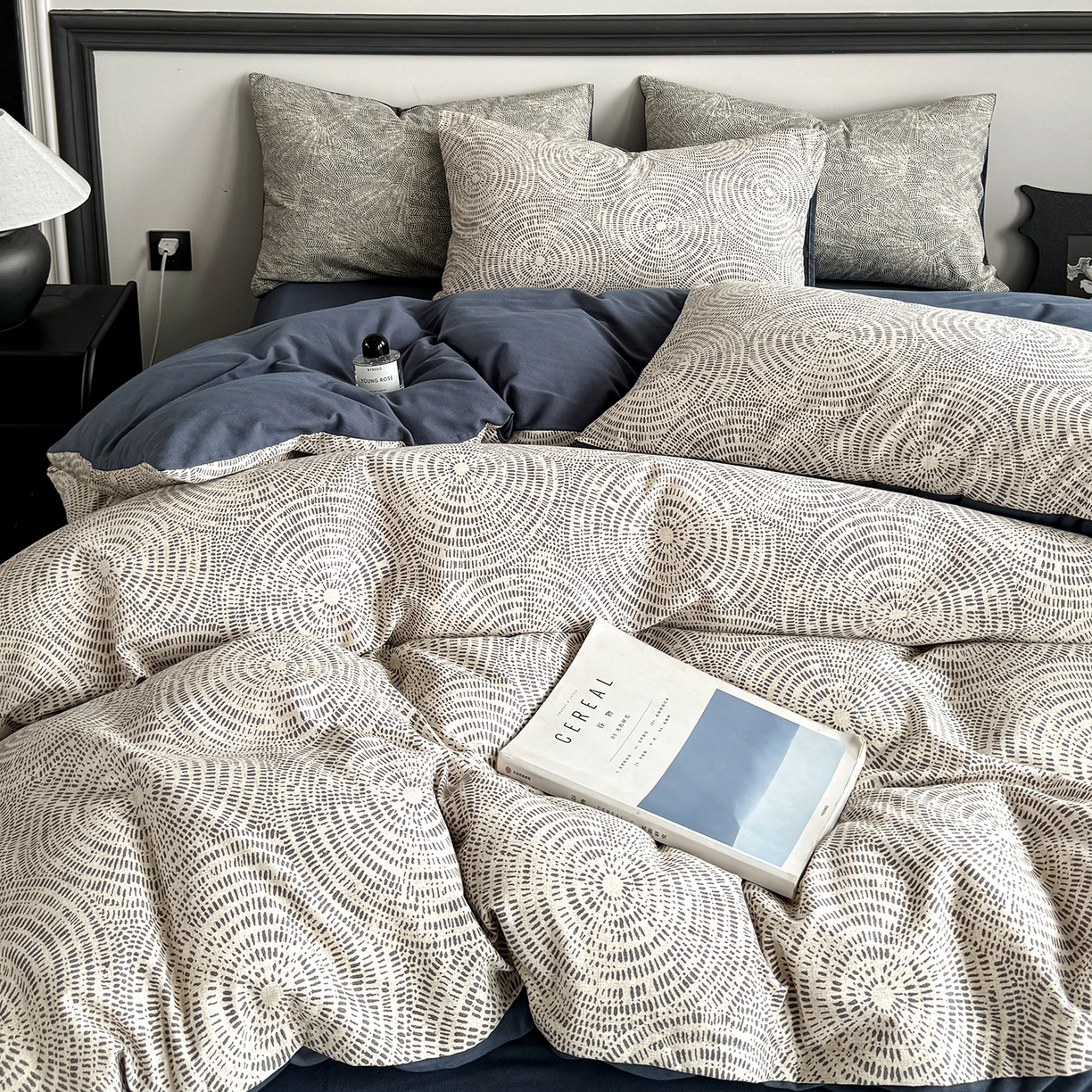 91家纺网 家纺一手货源 找家纺 红淳家纺 2025新款全棉加厚磨毛四件套 韵律-蓝