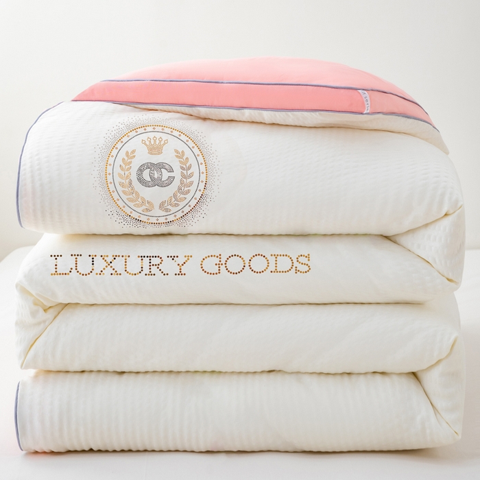 91家纺网 家纺一手货源 找家纺 总典冠 2024新款（有质检）爆款A类抗菌5D云感烫金立体边大豆被春秋被冬被