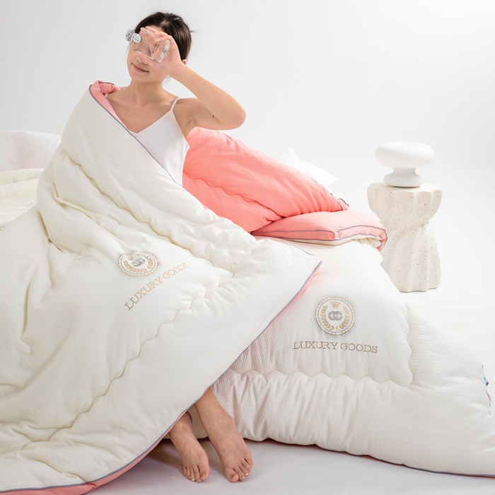 91家纺网 家纺一手货源 找家纺 总典冠 2024新款（有质检）爆款A类抗菌5D云感烫金立体边大豆被春秋被冬被