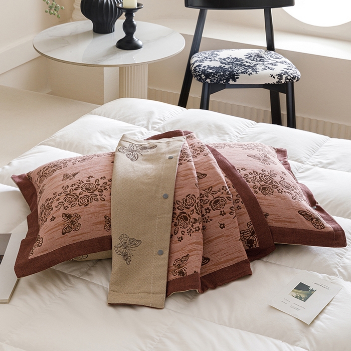 91家纺网 家纺一手货源 找家纺 悦然毛巾被 2025新款全棉四层提花纱布美拉德凤格枕套 花蝶红