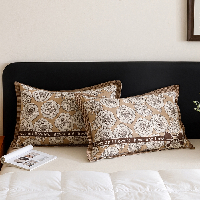 91家纺网 家纺一手货源 找家纺 悦然毛巾被 2025新款全棉四层提花纱布美拉德凤格枕套 玫瑰格调咖