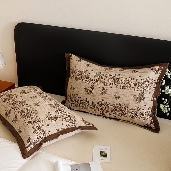 91家纺网 家纺一手货源 找家纺 悦然毛巾被 2025新款全棉四层提花纱布美拉德凤格枕套 花蝶咖