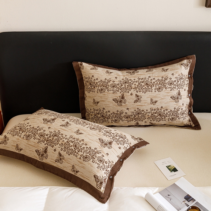 91家纺网 家纺一手货源 找家纺 悦然毛巾被 2025新款全棉四层提花纱布美拉德凤格枕套 花蝶咖