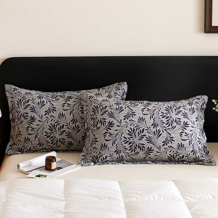 91家纺网 家纺一手货源 找家纺 悦然毛巾被 2025新款全棉四层提花纱布美拉德凤格枕套 蔓叶蓝